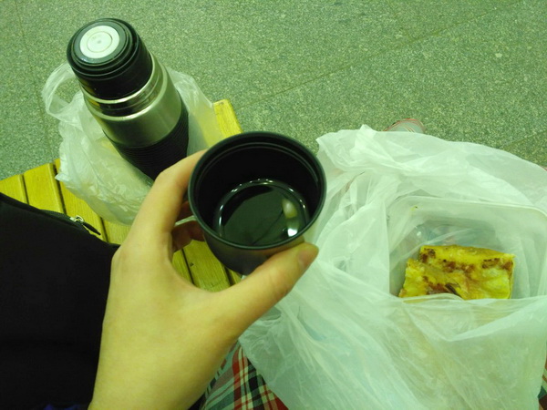 скамейка в метро